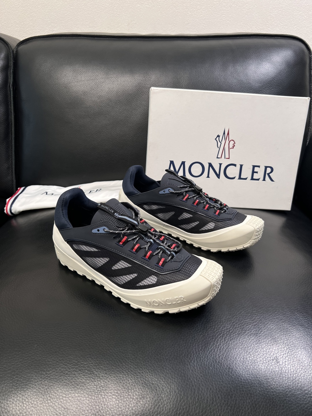 MONCLER  高品质  顶级工艺品   蒙口 新品专柜新款，原厂配置意大利进口牛皮搭配面料，高品质复