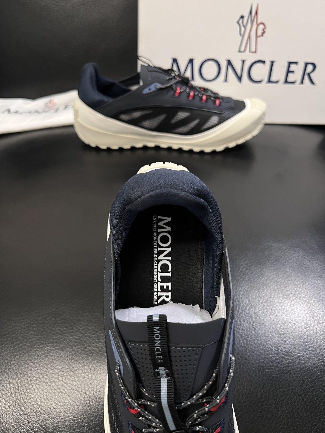 MONCLER  高品质  顶级工艺品   蒙口 新品专柜新款，原厂配置意大利进口牛皮搭配面料，高品质复