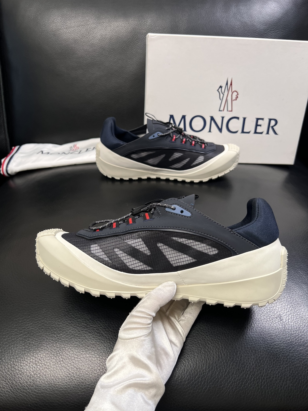 MONCLER  高品质  顶级工艺品   蒙口 新品专柜新款，原厂配置意大利进口牛皮搭配面料，高品质复