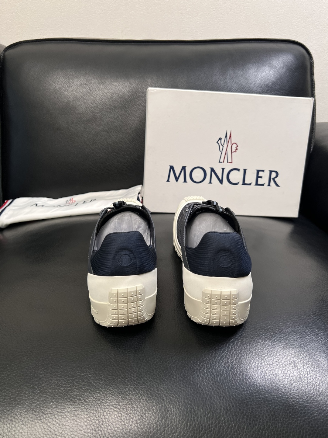 MONCLER  高品质  顶级工艺品   蒙口 新品专柜新款，原厂配置意大利进口牛皮搭配面料，高品质复