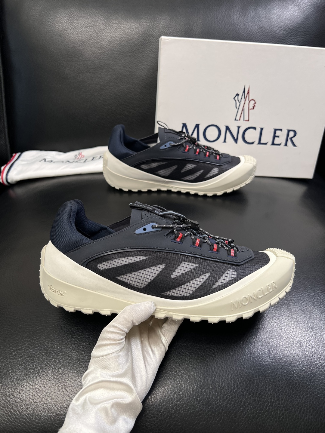 MONCLER  高品质  顶级工艺品   蒙口 新品专柜新款，原厂配置意大利进口牛皮搭配面料，高品质复