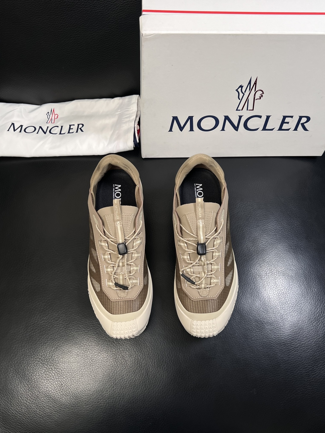 MONCLER  高品质  顶级工艺品   蒙口 新品专柜新款，原厂配置意大利进口牛皮搭配面料，高品质复