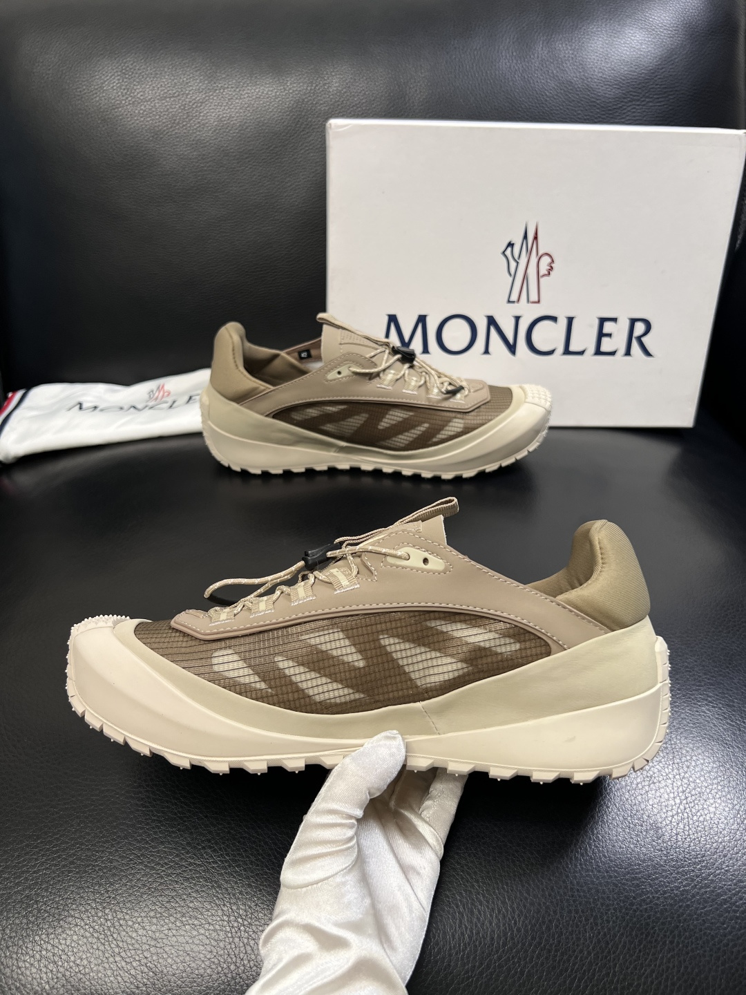 MONCLER  高品质  顶级工艺品   蒙口 新品专柜新款，原厂配置意大利进口牛皮搭配面料，高品质复