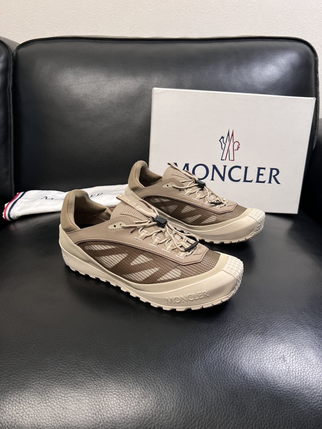 NO:852331,MONCLER high-quality top handicraft mouthpiece, new product counter, original factory configuration with Italian imported cowhide and fabrics, high-quality complex splicing process, imported water-dyed cowhide inner padding, breathable and comfortable, original soles specially provided by the factory, super comfortable, original factory follow-up, code number 39-44 (customized 38 45), Moncler, cowhide19860909MONCLER 高品质 顶级工艺品蒙口 新品专柜新款,原厂配置意大利进口牛皮搭配面料,高品质复杂拼接工艺,进口水染牛皮内里垫透气舒适 鞋底原厂特供原版底超级舒适,原厂跟单,码数 39-44（订做 38 45）,,Moncler,cowhide,Men's shoes