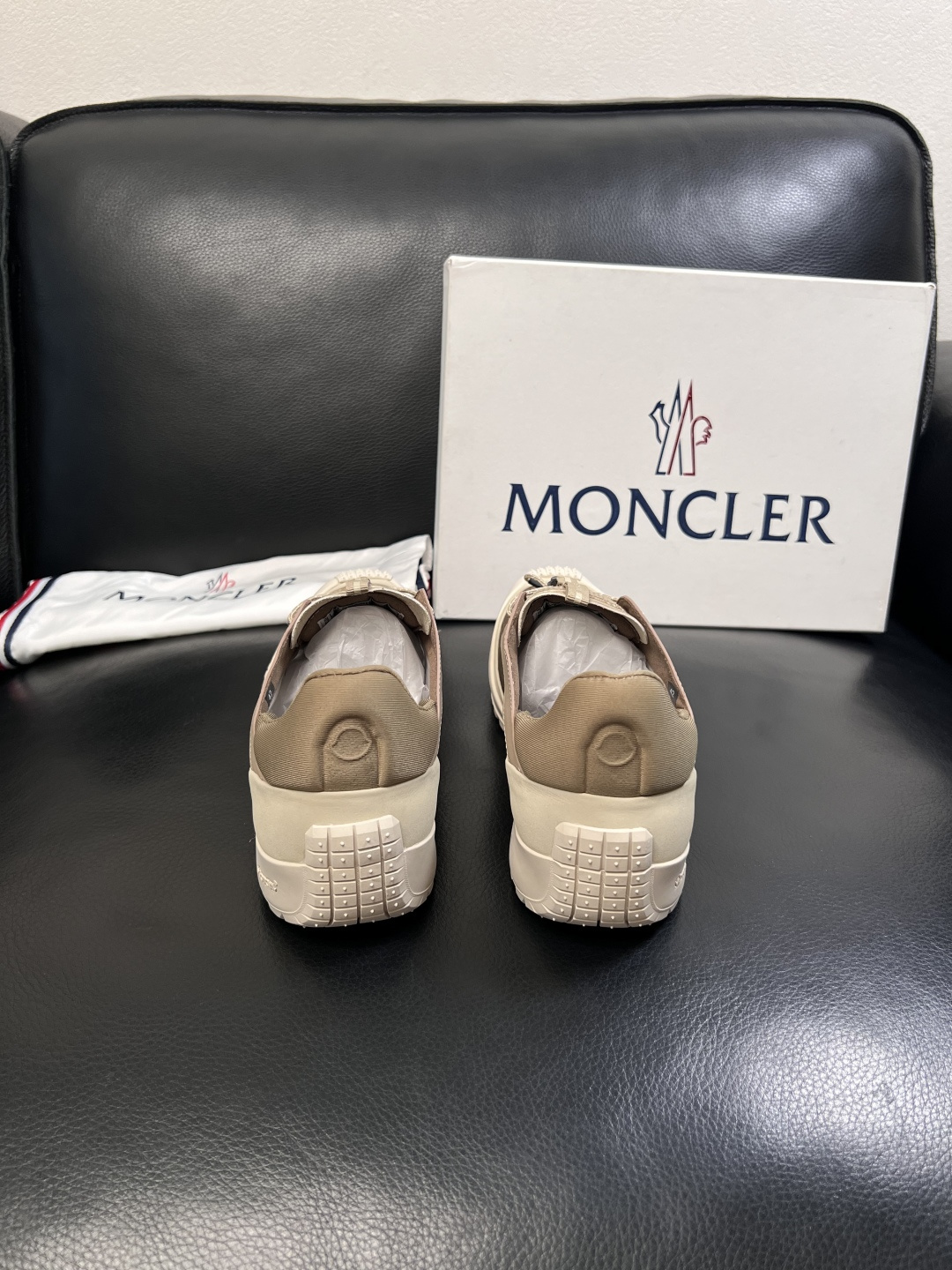 MONCLER  高品质  顶级工艺品   蒙口 新品专柜新款，原厂配置意大利进口牛皮搭配面料，高品质复