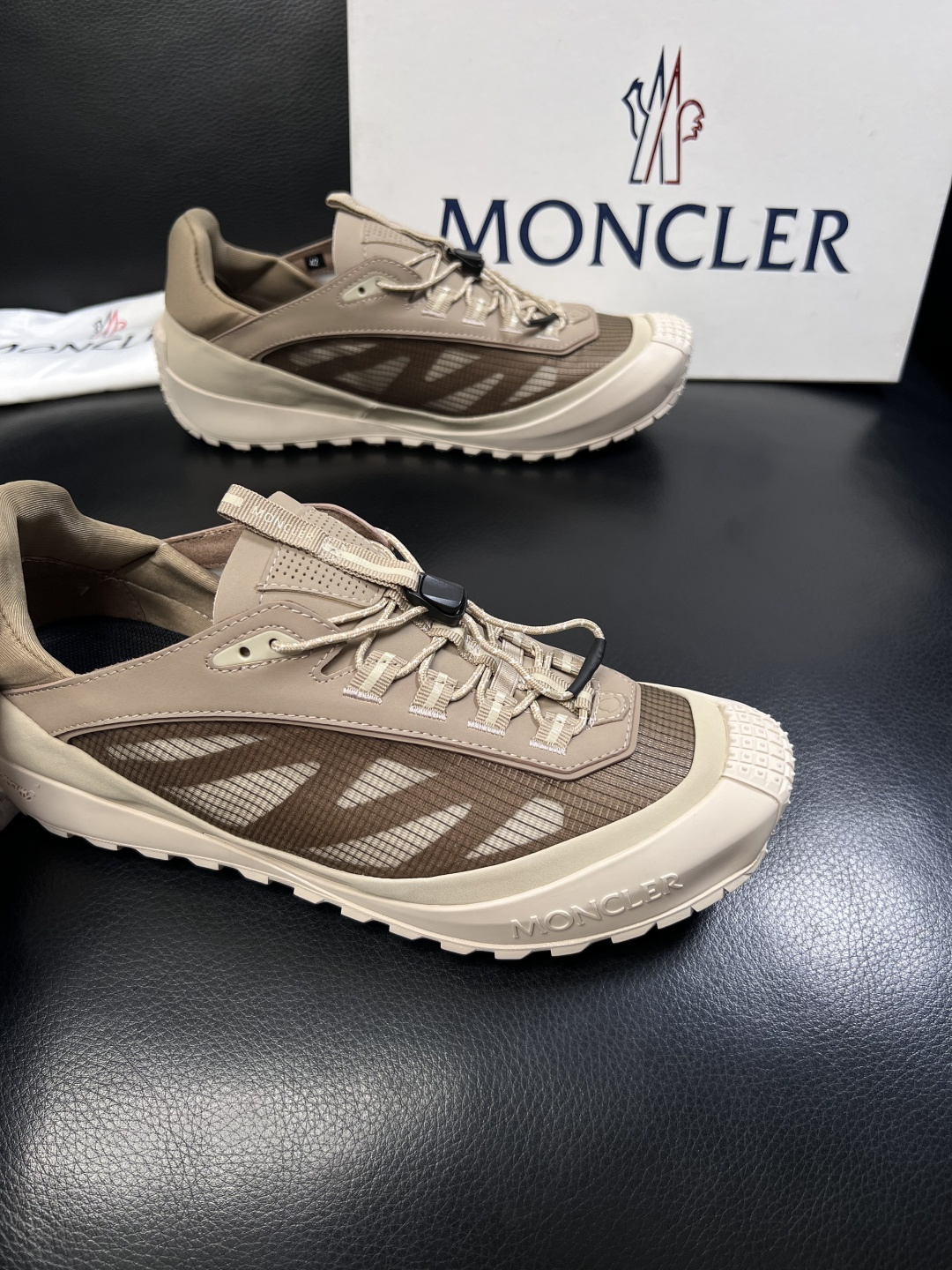 MONCLER  高品质  顶级工艺品   蒙口 新品专柜新款，原厂配置意大利进口牛皮搭配面料，高品质复