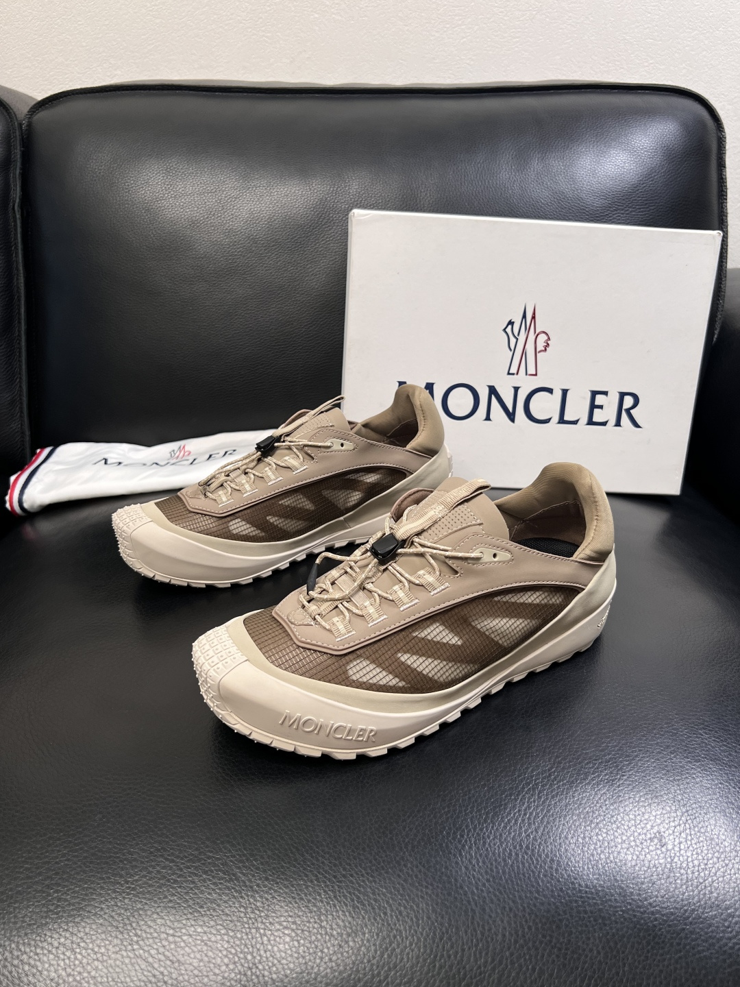 MONCLER  高品质  顶级工艺品   蒙口 新品专柜新款，原厂配置意大利进口牛皮搭配面料，高品质复