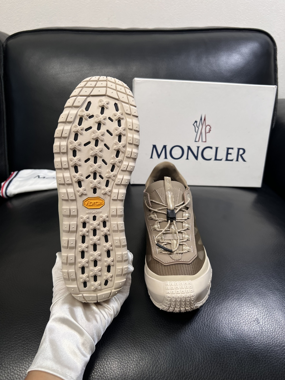 MONCLER  高品质  顶级工艺品   蒙口 新品专柜新款，原厂配置意大利进口牛皮搭配面料，高品质复
