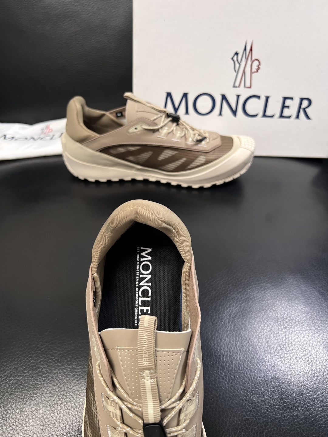 MONCLER  高品质  顶级工艺品   蒙口 新品专柜新款，原厂配置意大利进口牛皮搭配面料，高品质复