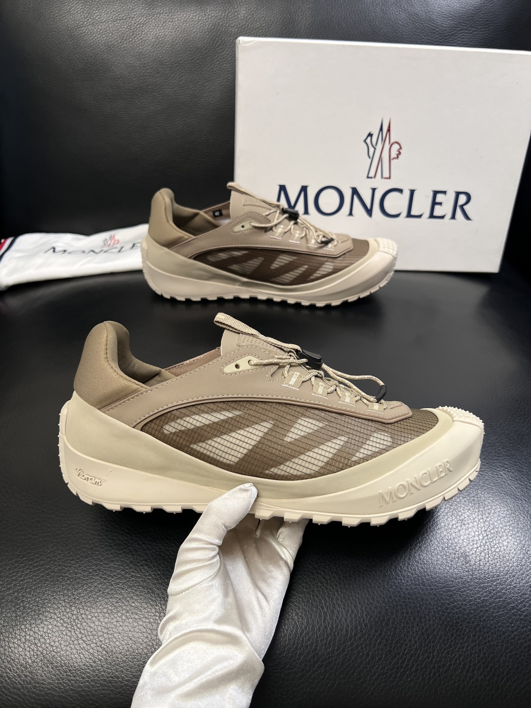 MONCLER  高品质  顶级工艺品   蒙口 新品专柜新款，原厂配置意大利进口牛皮搭配面料，高品质复