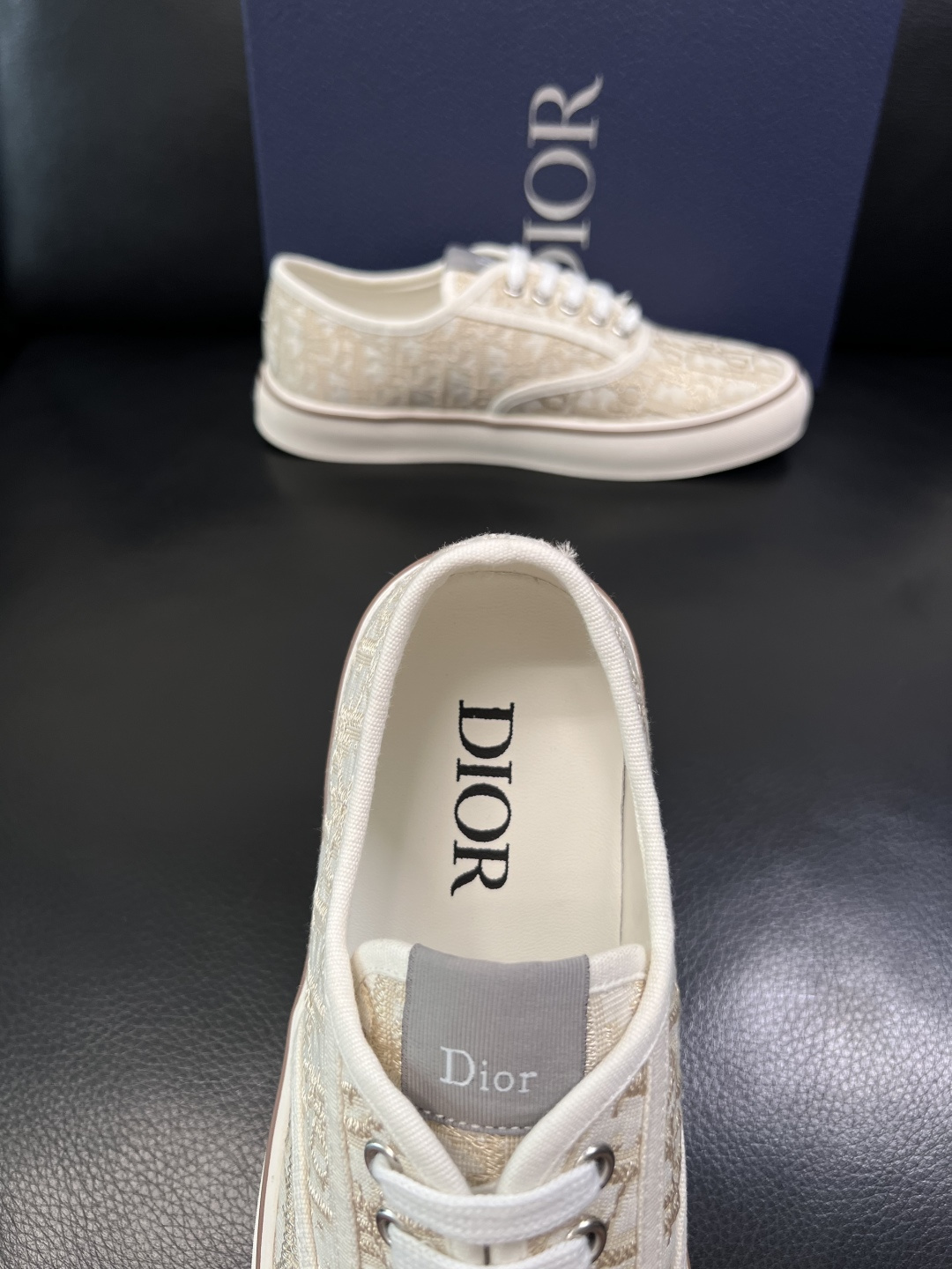 Dior 顶级工艺品 迪奥  专柜同步 原厂配置，意大利进口原版牛皮面料，透气舒适进口水染牛里垫，鞋底：