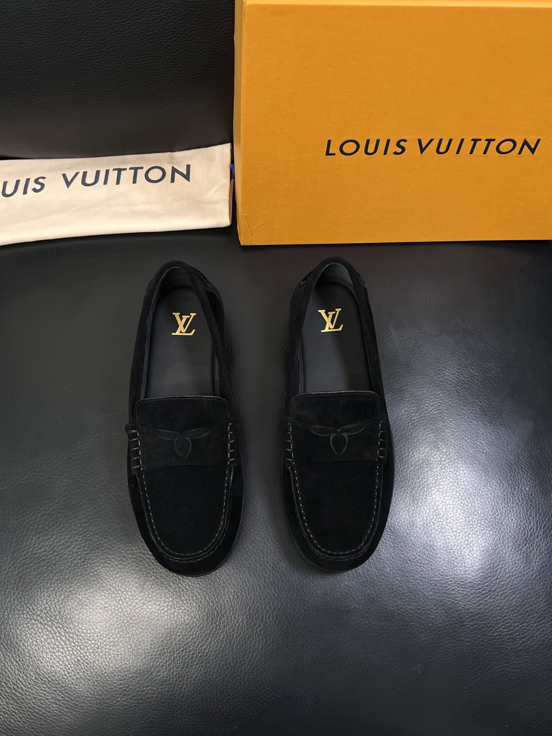 Lv  高品质  顶级工艺品  路易威登 专柜同步带飞机盒全套包装，鞋面意大利进口牛皮面料，进口水染牛皮