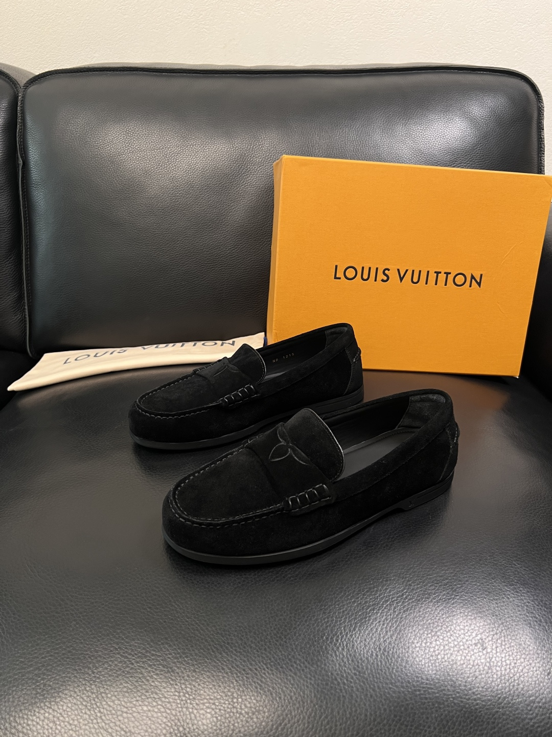 Lv  高品质  顶级工艺品  路易威登 专柜同步带飞机盒全套包装，鞋面意大利进口牛皮面料，进口水染牛皮