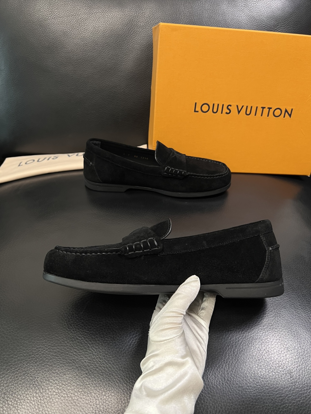 Lv  高品质  顶级工艺品  路易威登 专柜同步带飞机盒全套包装，鞋面意大利进口牛皮面料，进口水染牛皮