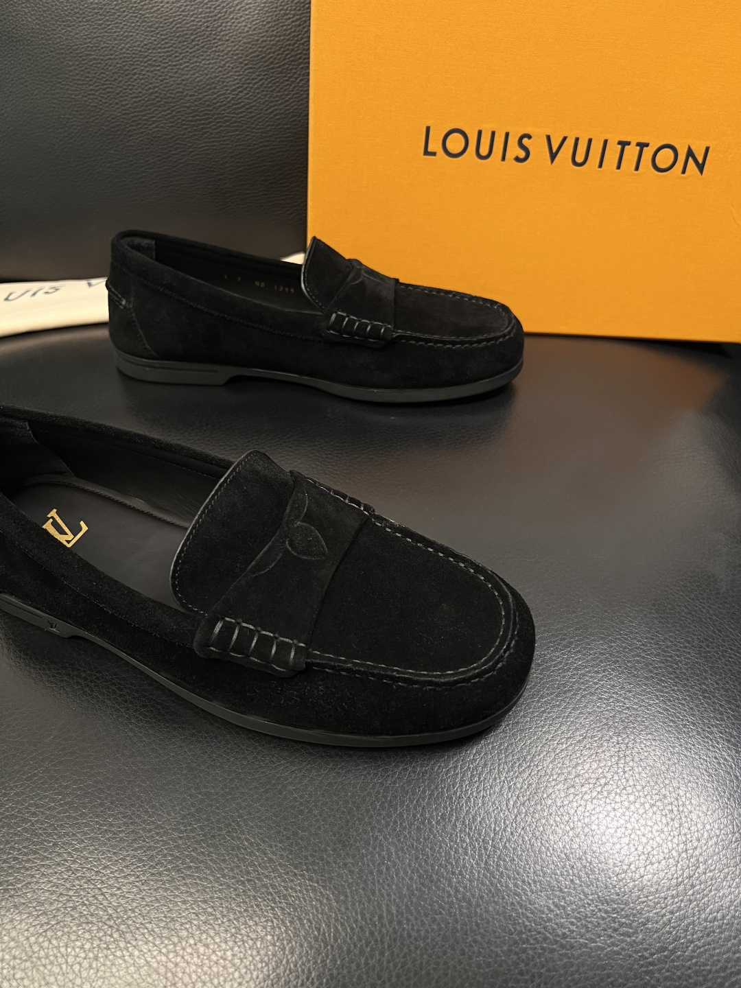 Lv  高品质  顶级工艺品  路易威登 专柜同步带飞机盒全套包装，鞋面意大利进口牛皮面料，进口水染牛皮