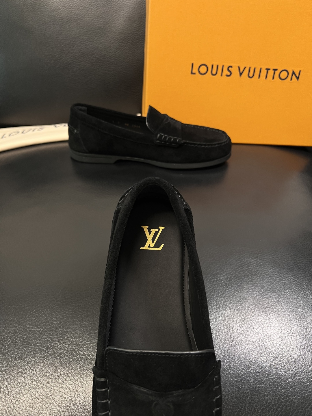 Lv  高品质  顶级工艺品  路易威登 专柜同步带飞机盒全套包装，鞋面意大利进口牛皮面料，进口水染牛皮