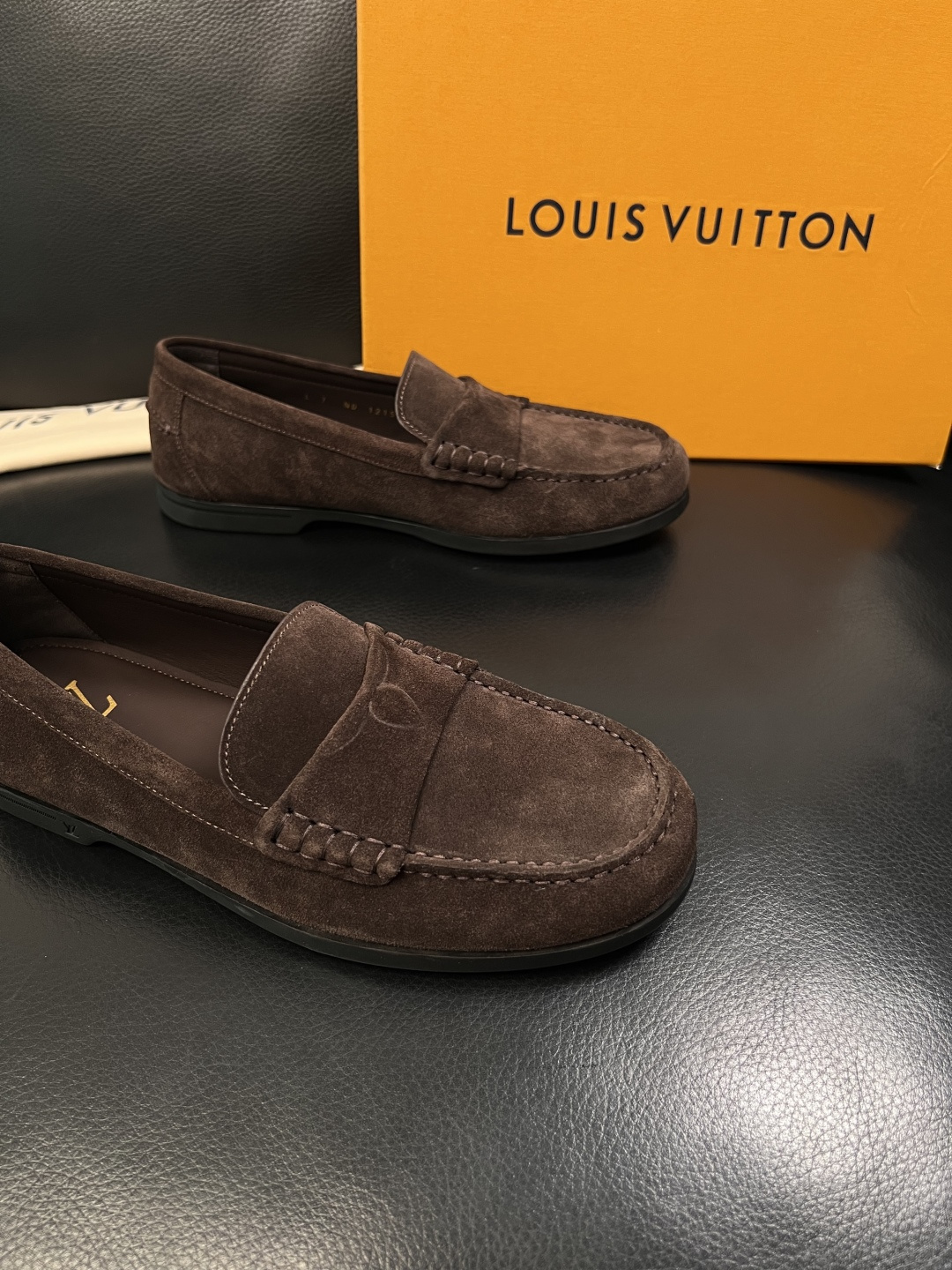 Lv  高品质  顶级工艺品  路易威登 专柜同步带飞机盒全套包装，鞋面意大利进口牛皮面料，进口水染牛皮
