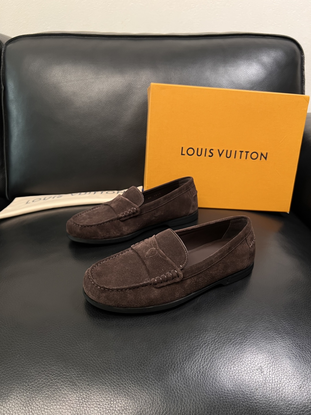 Lv  高品质  顶级工艺品  路易威登 专柜同步带飞机盒全套包装，鞋面意大利进口牛皮面料，进口水染牛皮
