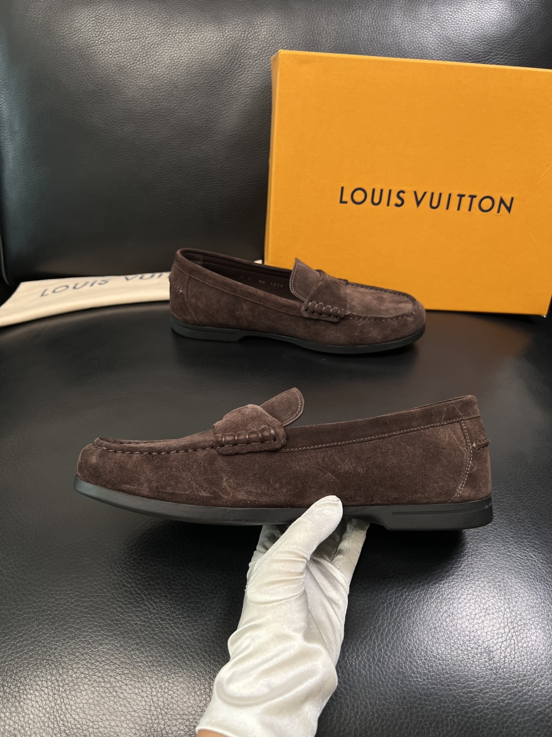 Lv  高品质  顶级工艺品  路易威登 专柜同步带飞机盒全套包装，鞋面意大利进口牛皮面料，进口水染牛皮