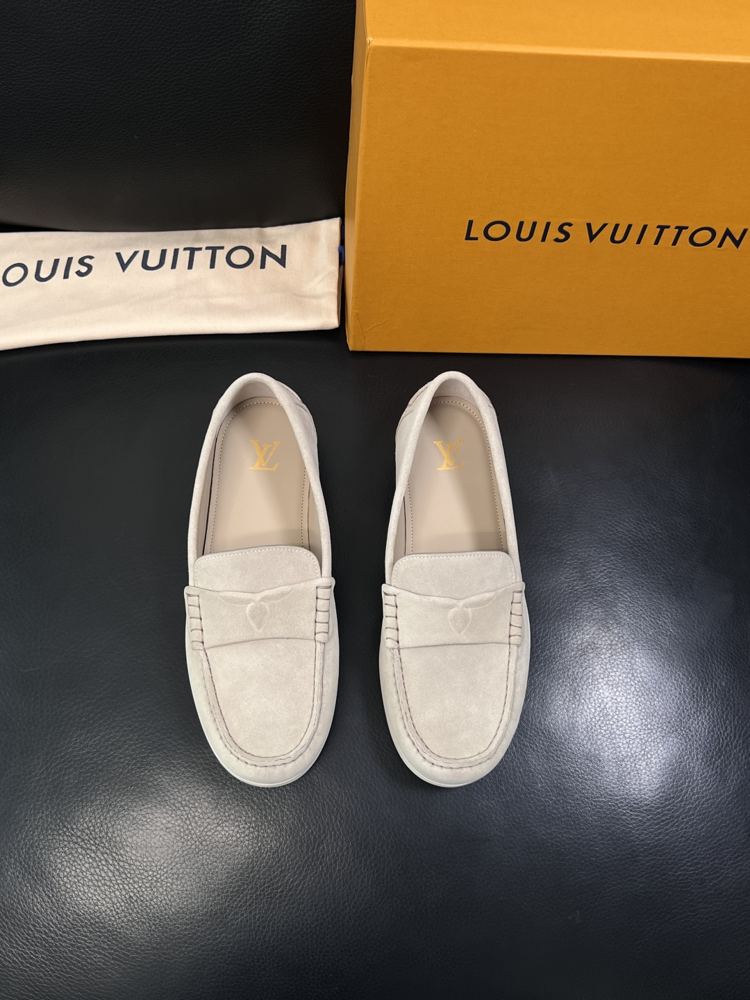 Lv  高品质  顶级工艺品  路易威登 专柜同步带飞机盒全套包装，鞋面意大利进口牛皮面料，进口水染牛皮