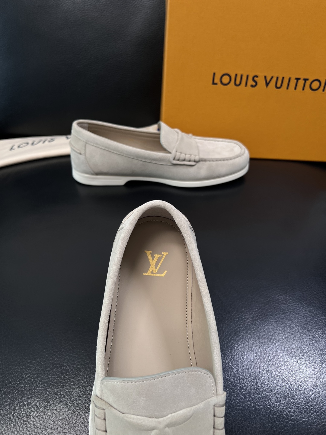 Lv  高品质  顶级工艺品  路易威登 专柜同步带飞机盒全套包装，鞋面意大利进口牛皮面料，进口水染牛皮