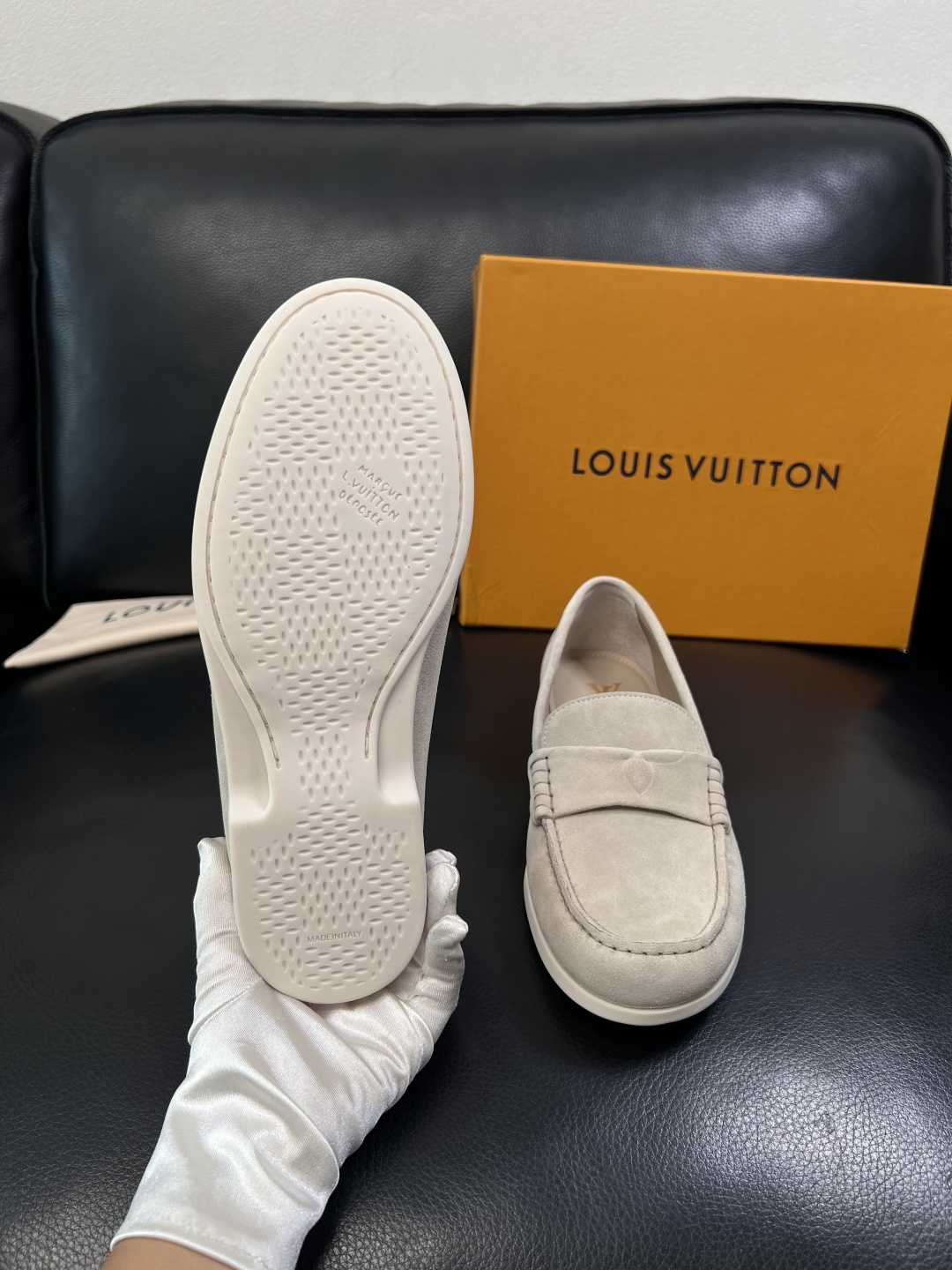 Lv  高品质  顶级工艺品  路易威登 专柜同步带飞机盒全套包装，鞋面意大利进口牛皮面料，进口水染牛皮