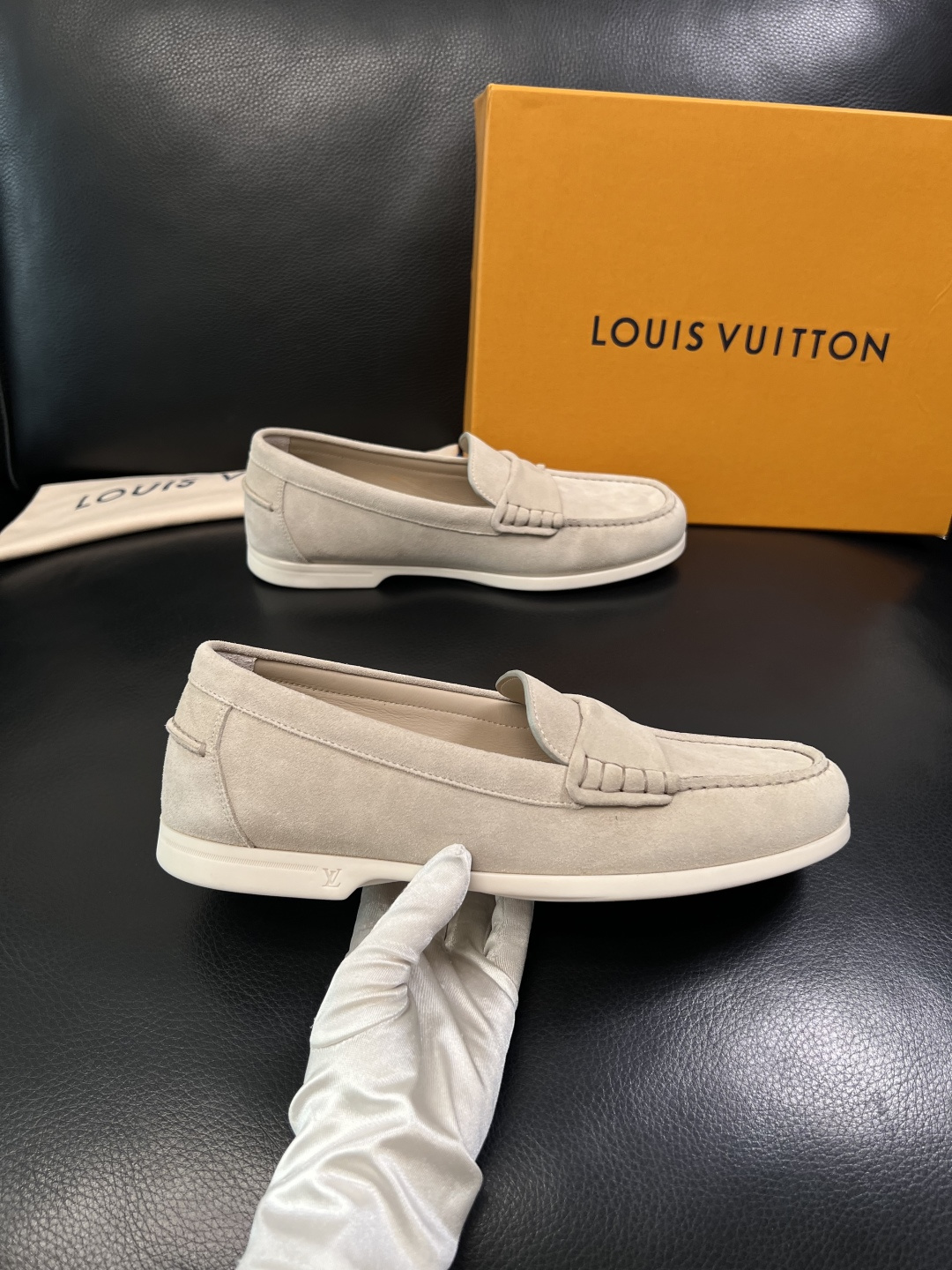 Lv  高品质  顶级工艺品  路易威登 专柜同步带飞机盒全套包装，鞋面意大利进口牛皮面料，进口水染牛皮