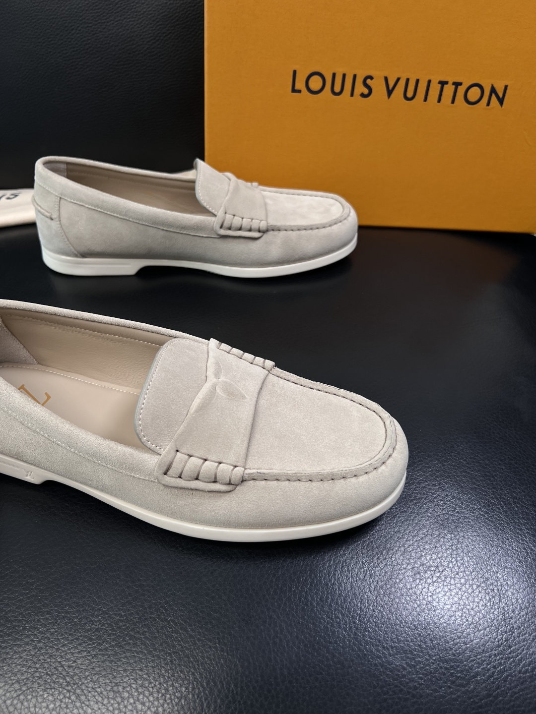 Lv  高品质  顶级工艺品  路易威登 专柜同步带飞机盒全套包装，鞋面意大利进口牛皮面料，进口水染牛皮