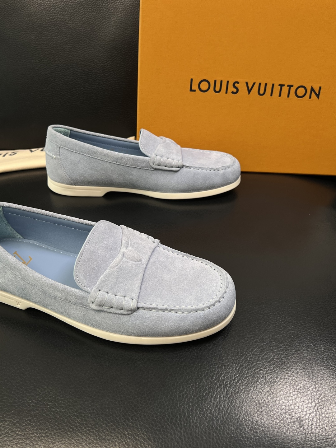 Lv  高品质  顶级工艺品  路易威登 专柜同步带飞机盒全套包装，鞋面意大利进口牛皮面料，进口水染牛皮