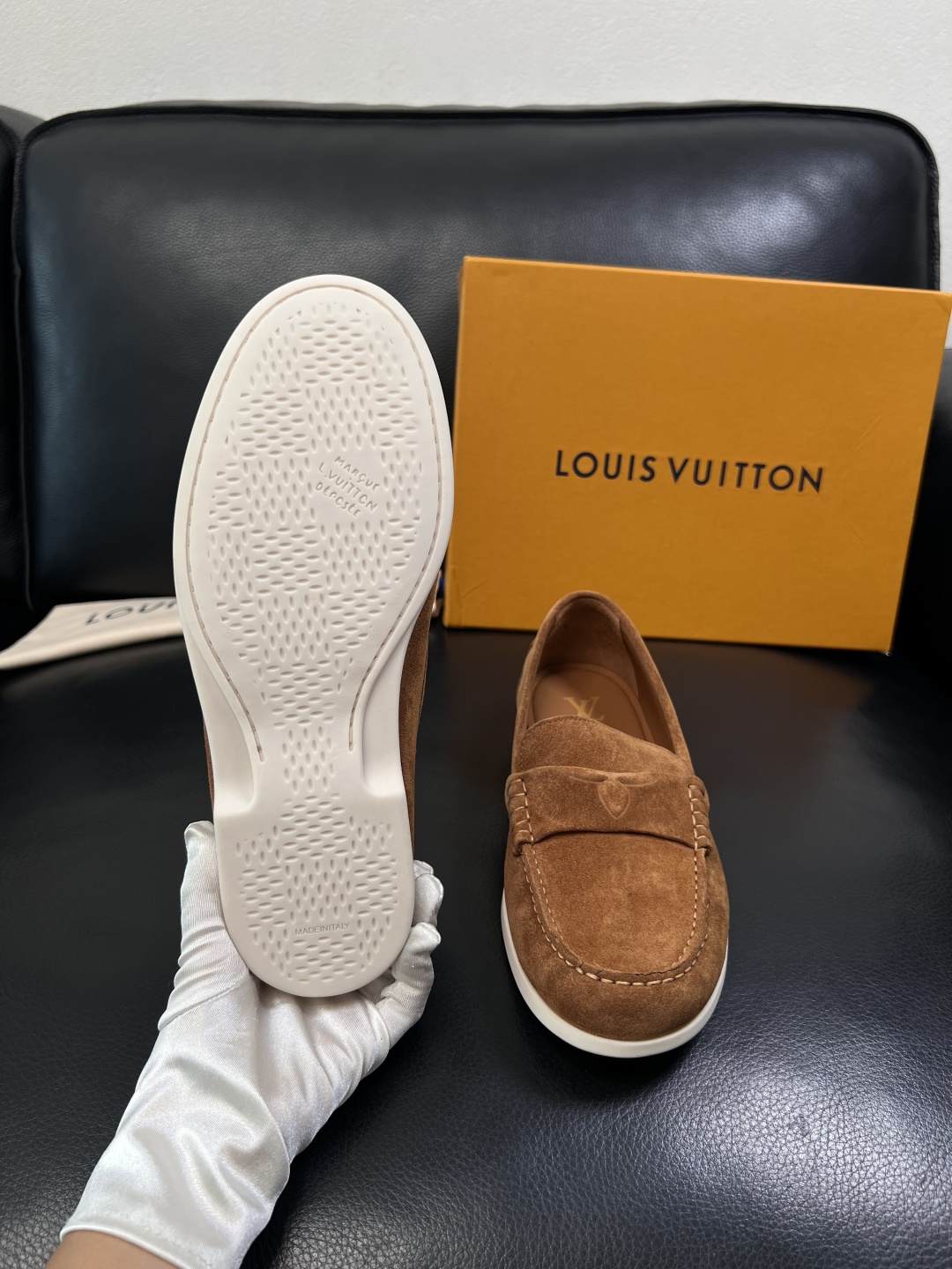 Lv  高品质  顶级工艺品  路易威登 专柜同步带飞机盒全套包装，鞋面意大利进口牛皮面料，进口水染牛皮