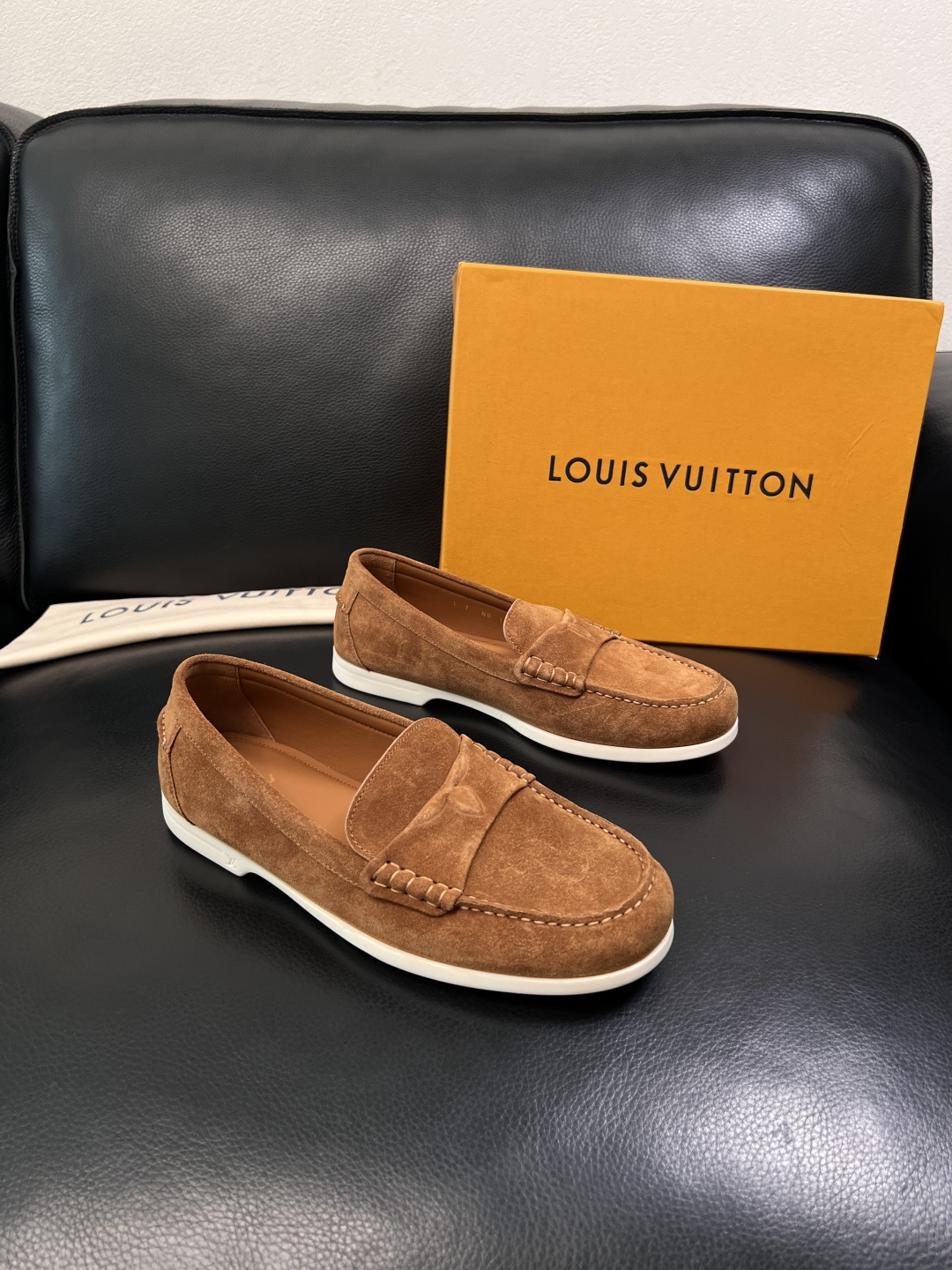 Lv  高品质  顶级工艺品  路易威登 专柜同步带飞机盒全套包装，鞋面意大利进口牛皮面料，进口水染牛皮