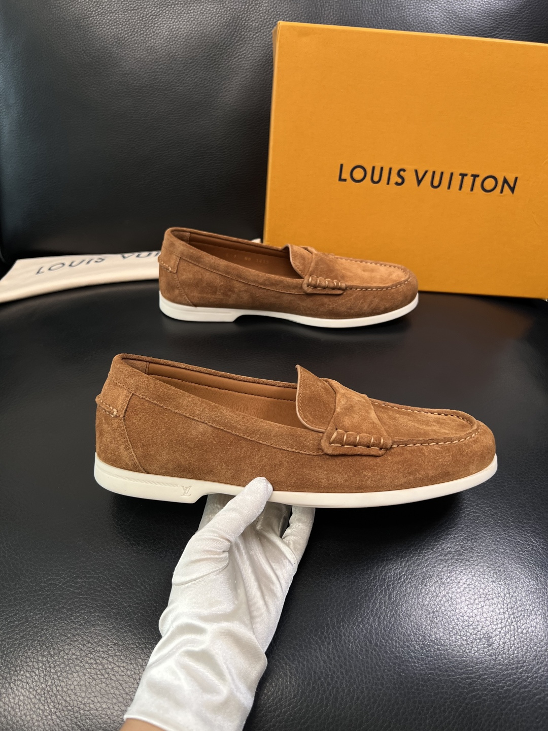 Lv  高品质  顶级工艺品  路易威登 专柜同步带飞机盒全套包装，鞋面意大利进口牛皮面料，进口水染牛皮