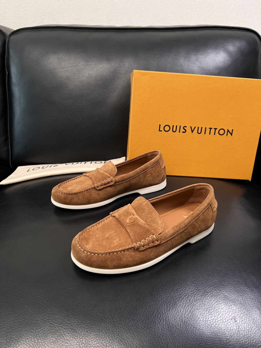 Lv  高品质  顶级工艺品  路易威登 专柜同步带飞机盒全套包装，鞋面意大利进口牛皮面料，进口水染牛皮