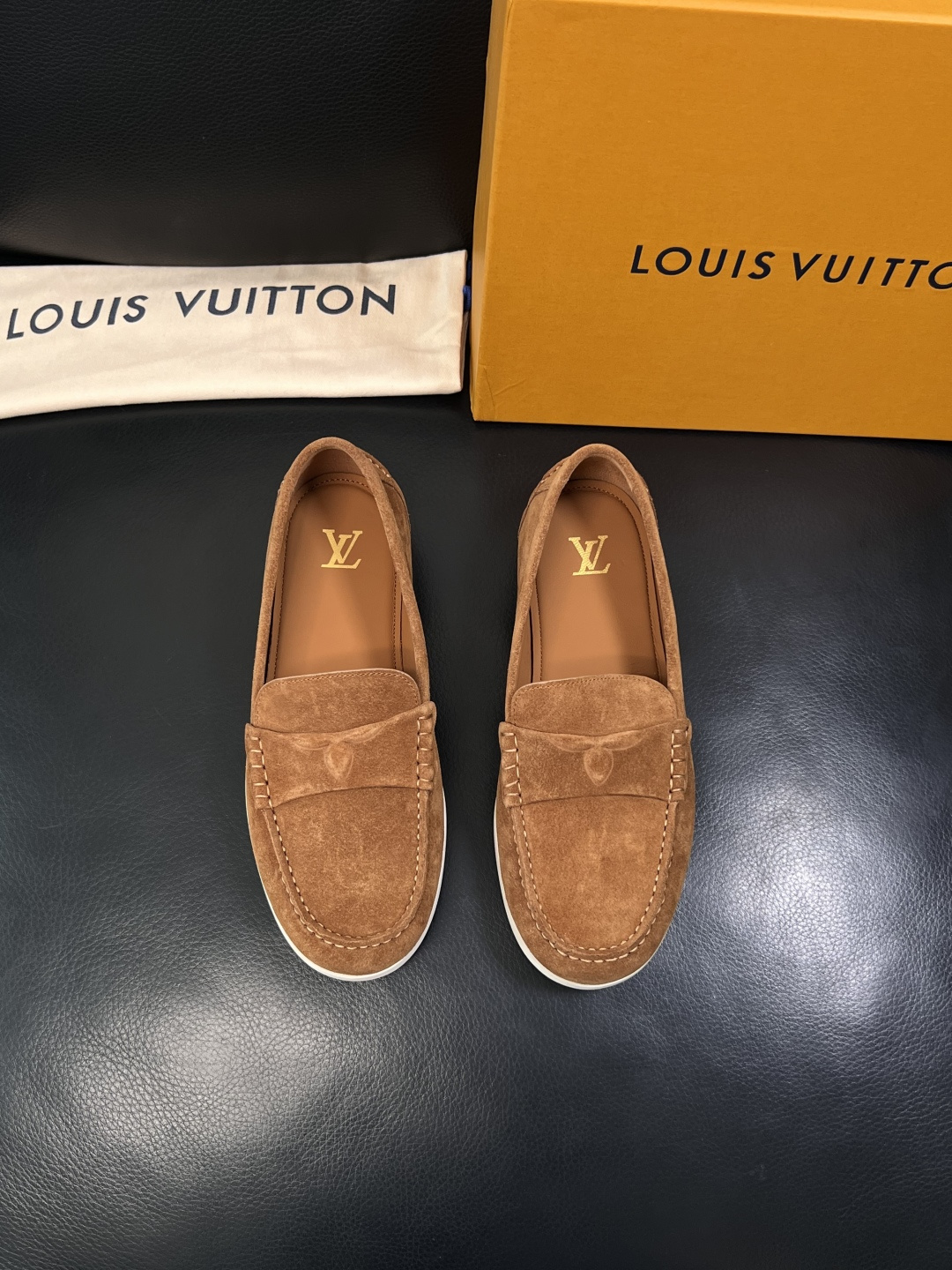 Lv  高品质  顶级工艺品  路易威登 专柜同步带飞机盒全套包装，鞋面意大利进口牛皮面料，进口水染牛皮