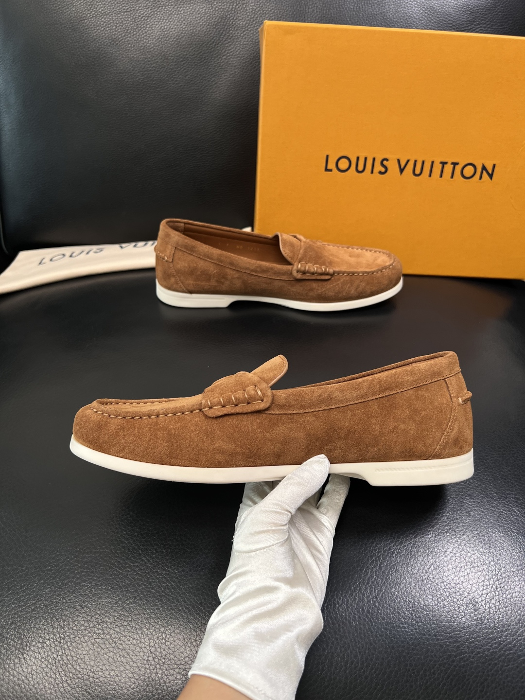 Lv  高品质  顶级工艺品  路易威登 专柜同步带飞机盒全套包装，鞋面意大利进口牛皮面料，进口水染牛皮