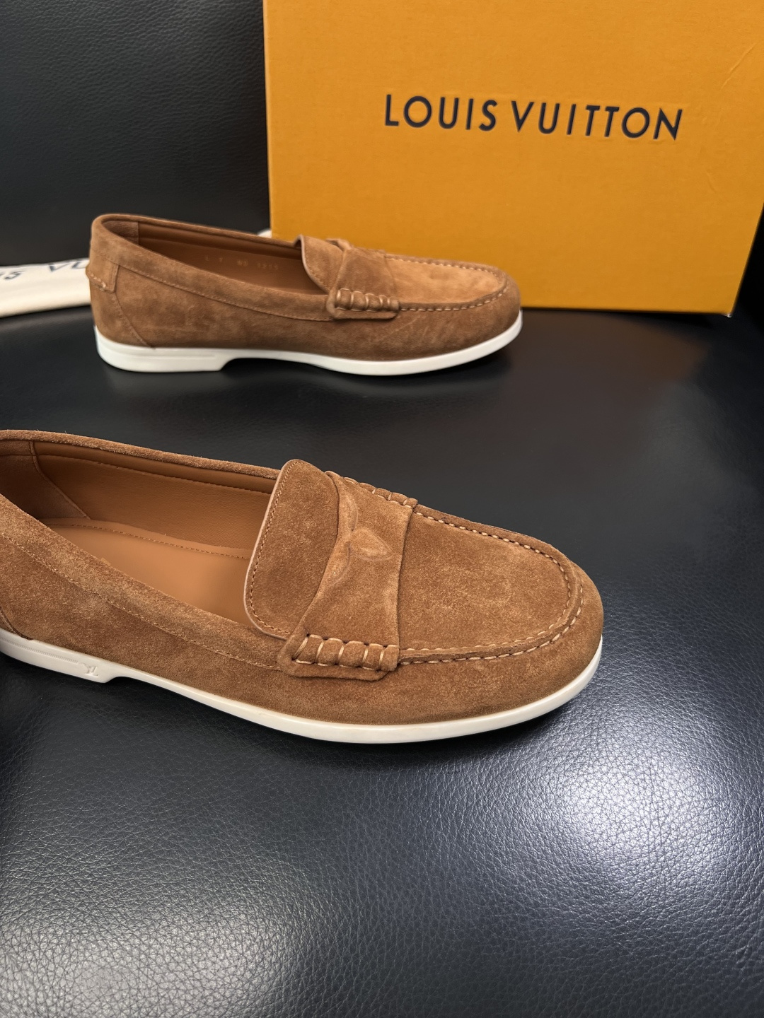 Lv  高品质  顶级工艺品  路易威登 专柜同步带飞机盒全套包装，鞋面意大利进口牛皮面料，进口水染牛皮