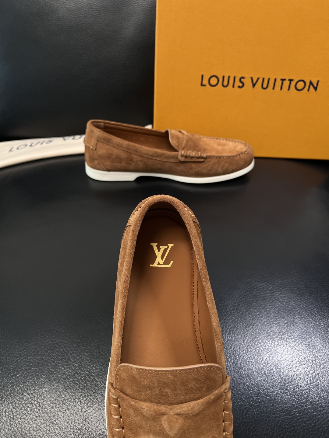 Lv  高品质  顶级工艺品  路易威登 专柜同步带飞机盒全套包装，鞋面意大利进口牛皮面料，进口水染牛皮