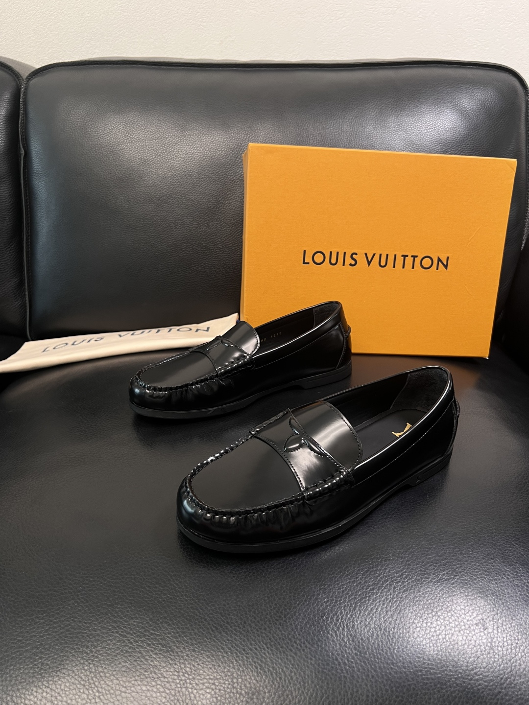 Lv  高品质  顶级工艺品  路易威登 专柜同步带飞机盒全套包装，鞋面意大利进口牛皮面料，进口水染牛皮