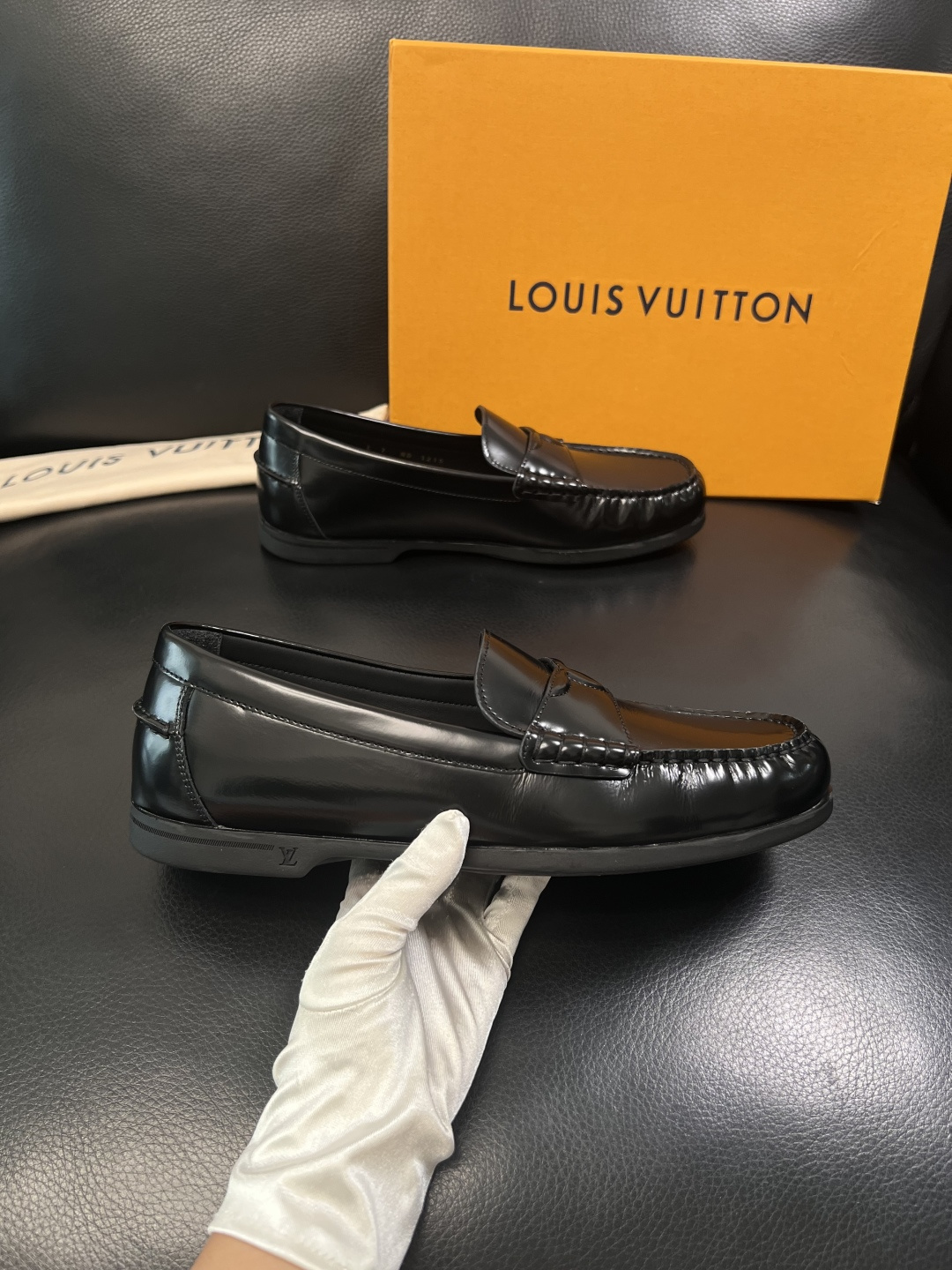 Lv  高品质  顶级工艺品  路易威登 专柜同步带飞机盒全套包装，鞋面意大利进口牛皮面料，进口水染牛皮
