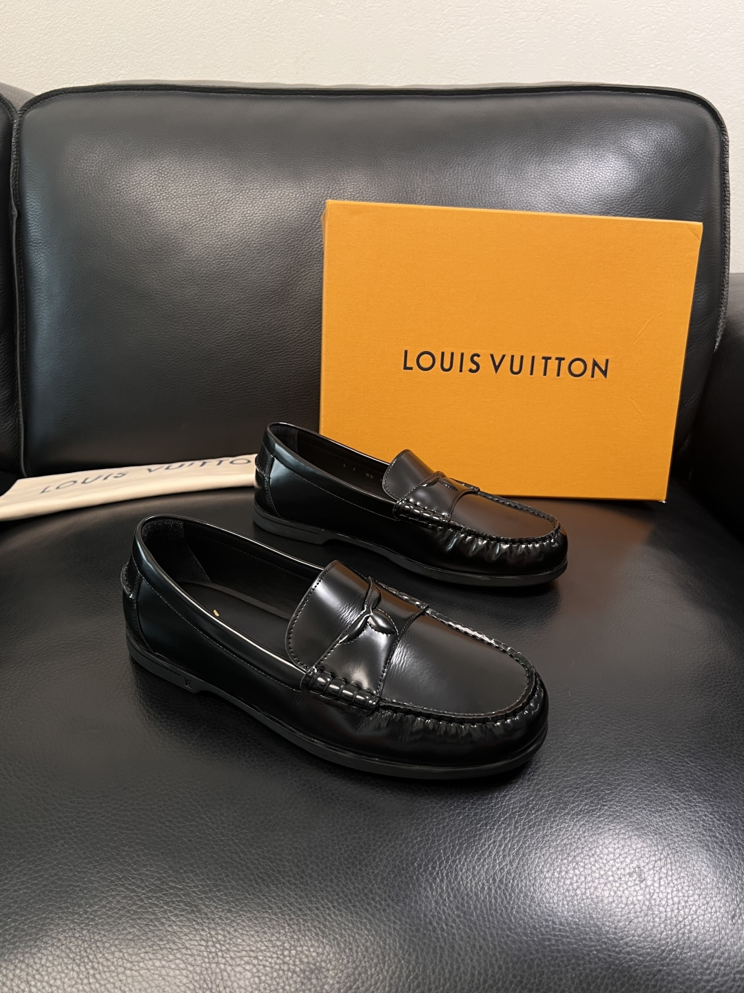Lv  高品质  顶级工艺品  路易威登 专柜同步带飞机盒全套包装，鞋面意大利进口牛皮面料，进口水染牛皮