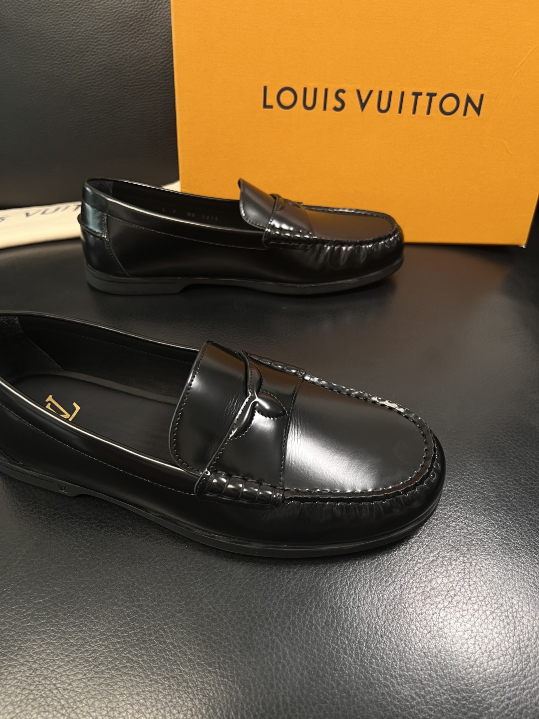 Lv  高品质  顶级工艺品  路易威登 专柜同步带飞机盒全套包装，鞋面意大利进口牛皮面料，进口水染牛皮