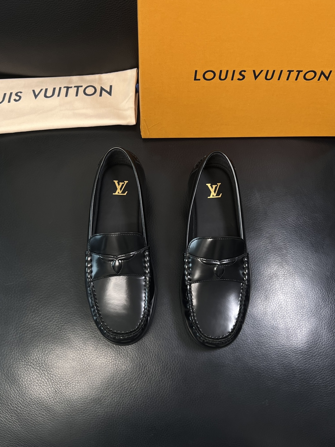 Lv  高品质  顶级工艺品  路易威登 专柜同步带飞机盒全套包装，鞋面意大利进口牛皮面料，进口水染牛皮