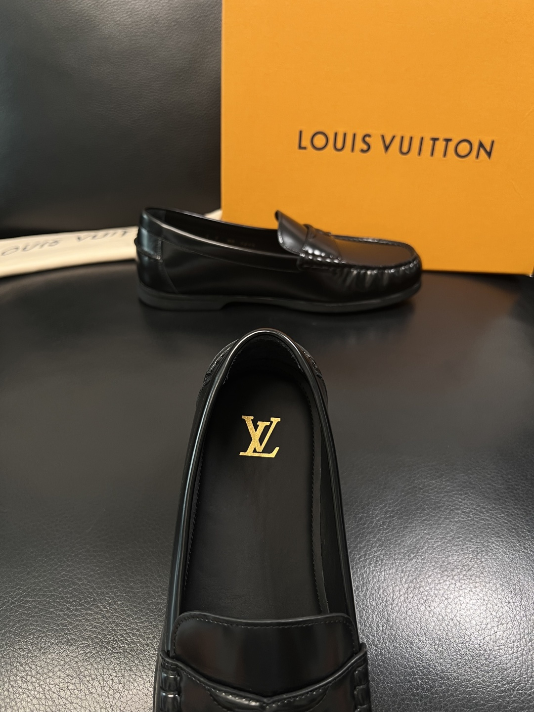 Lv  高品质  顶级工艺品  路易威登 专柜同步带飞机盒全套包装，鞋面意大利进口牛皮面料，进口水染牛皮