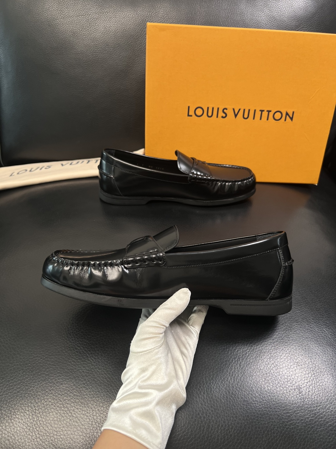 Lv  高品质  顶级工艺品  路易威登 专柜同步带飞机盒全套包装，鞋面意大利进口牛皮面料，进口水染牛皮