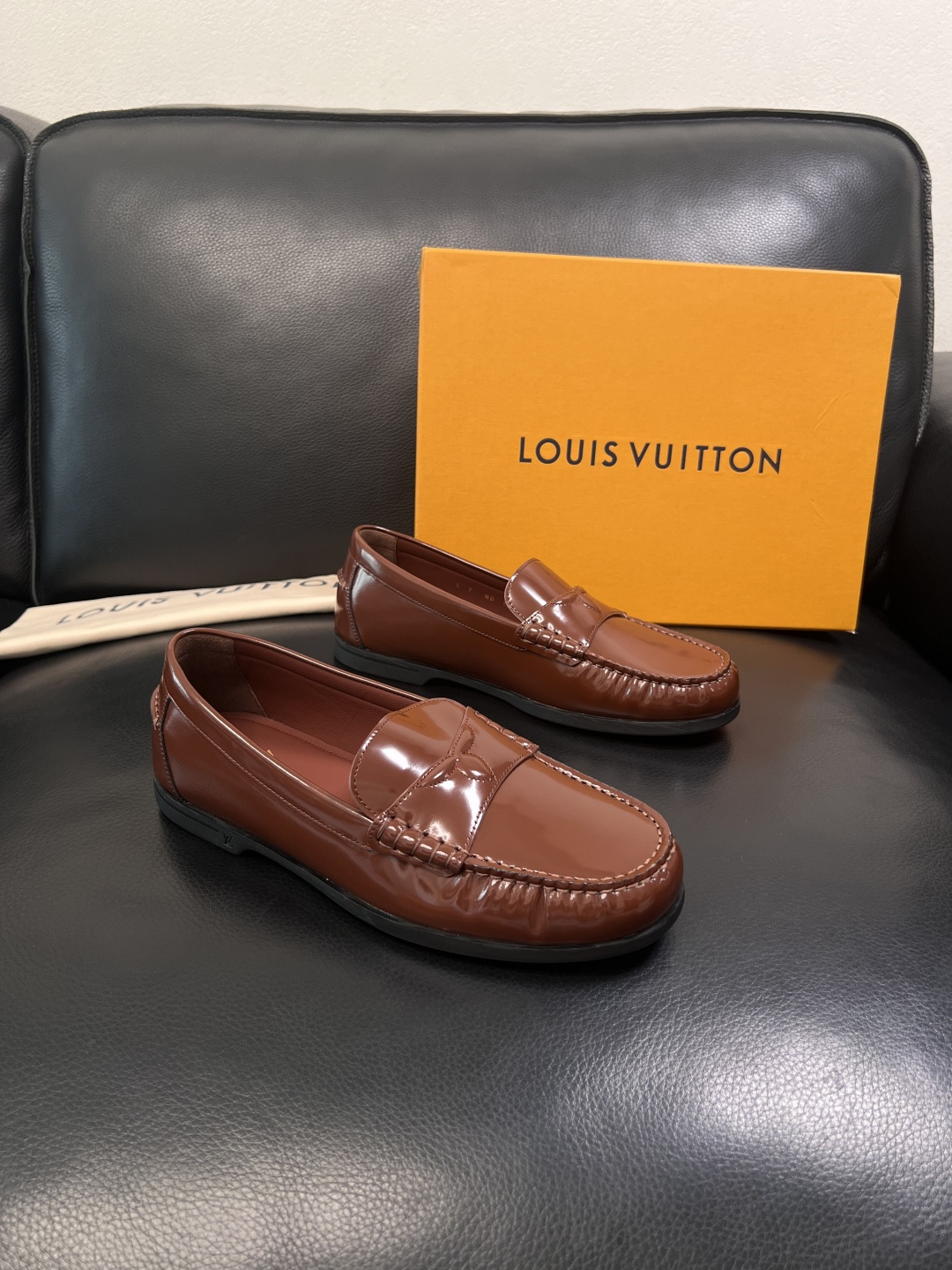 NO:852389,LV high-quality top crafts Louis Vuitton counter synchronous belt airplane box complete package, uppers imported from Italy cowhide fabric, imported water-dyed cowhide lining, soles specially provided by the original factory, original factory follow-up goods, code number 39-44 (customized 45 46),, louis vuitton, louis vuitton, cowhide19860909Lv 高品质 顶级工艺品 路易威登 专柜同步带飞机盒全套包装,鞋面意大利进口牛皮面料,进口水染牛皮内里,鞋底原厂特供原版底,原厂跟单货,码数 39-44（订做 45 46),,louis vuitton,louis vuitton,cowhide,Men's shoes