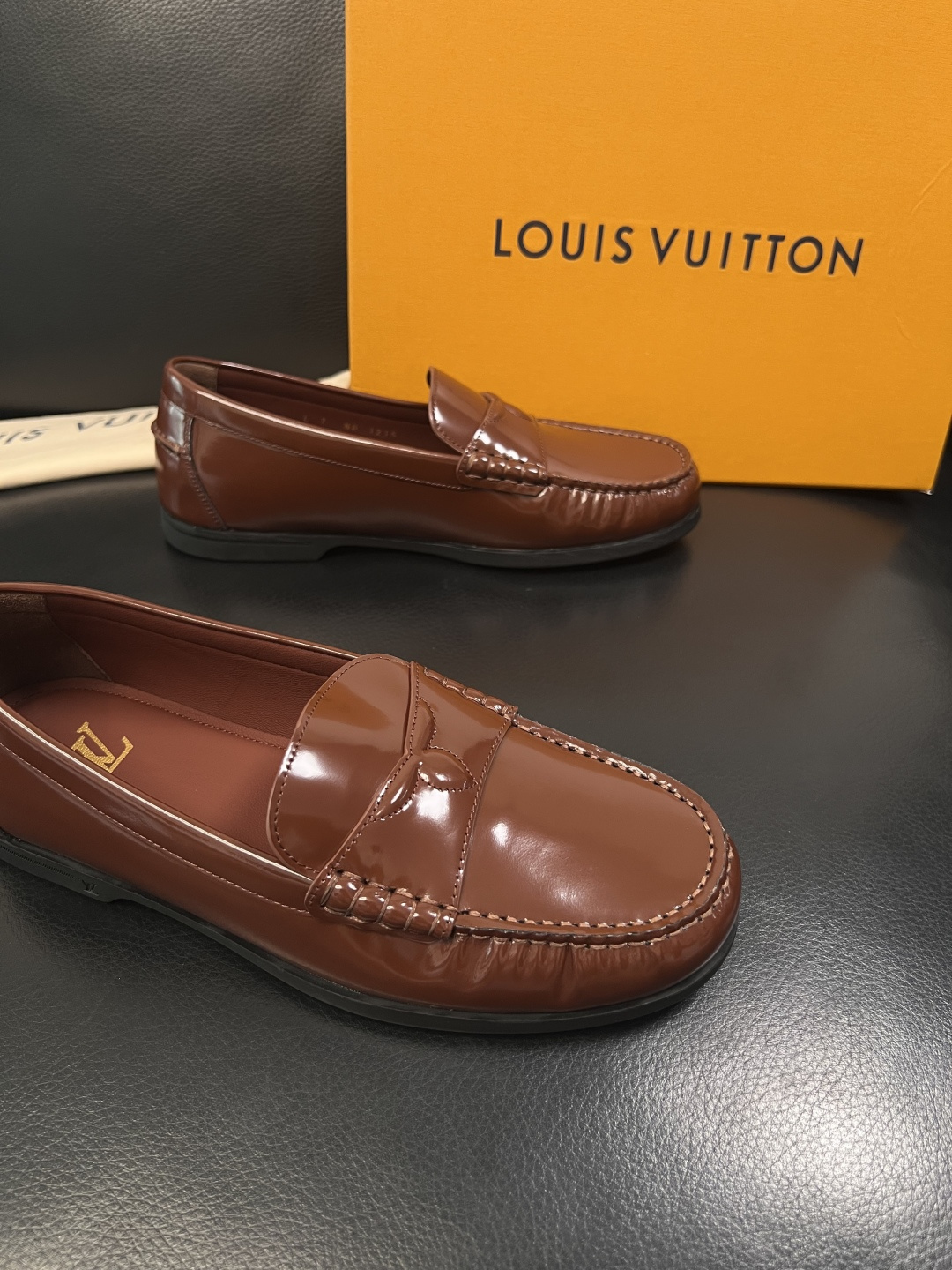 Lv  高品质  顶级工艺品  路易威登 专柜同步带飞机盒全套包装，鞋面意大利进口牛皮面料，进口水染牛皮
