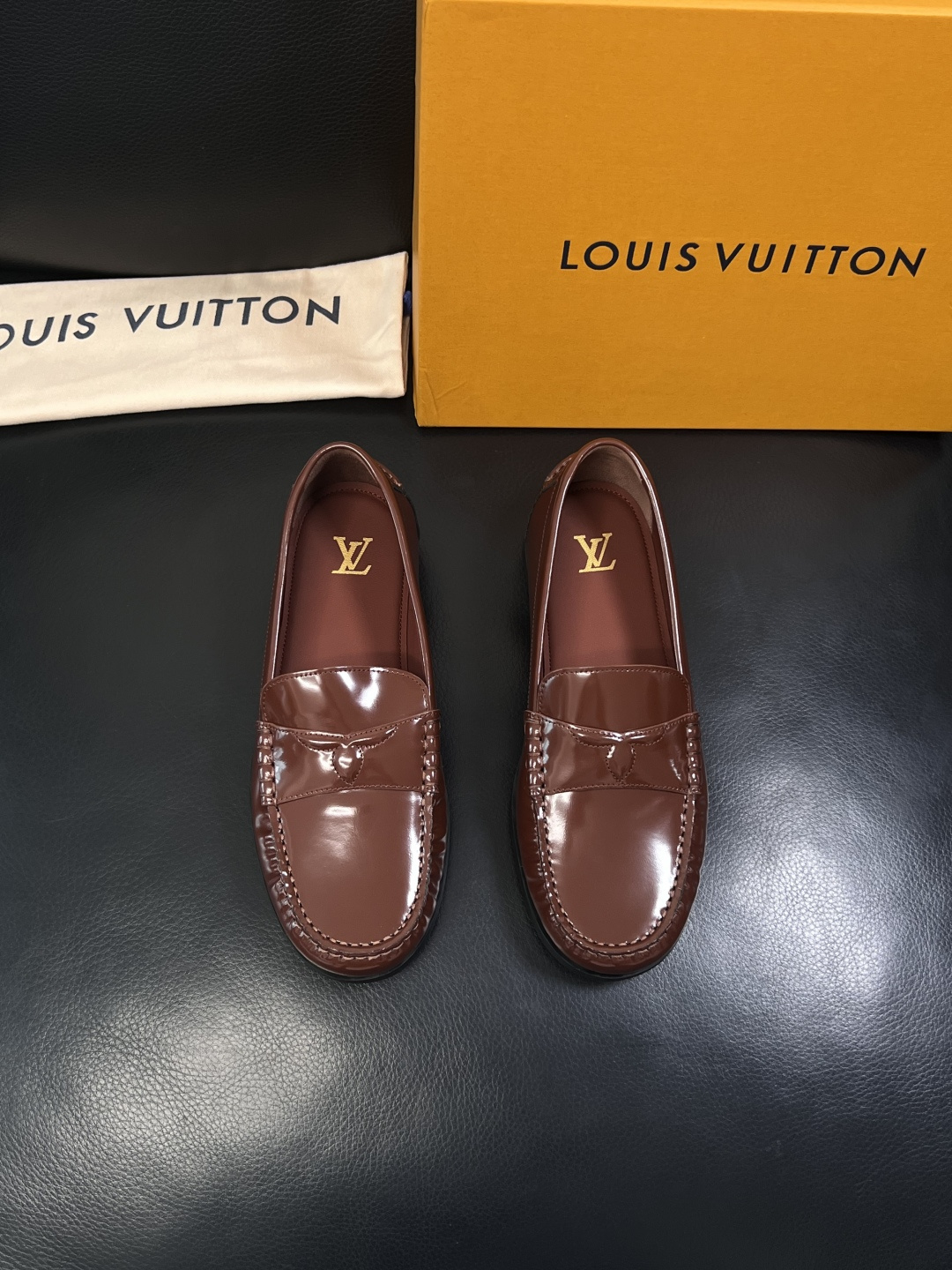 Lv  高品质  顶级工艺品  路易威登 专柜同步带飞机盒全套包装，鞋面意大利进口牛皮面料，进口水染牛皮