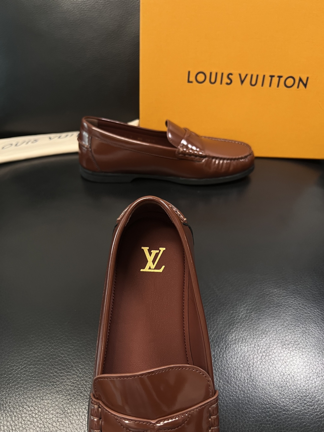 Lv  高品质  顶级工艺品  路易威登 专柜同步带飞机盒全套包装，鞋面意大利进口牛皮面料，进口水染牛皮