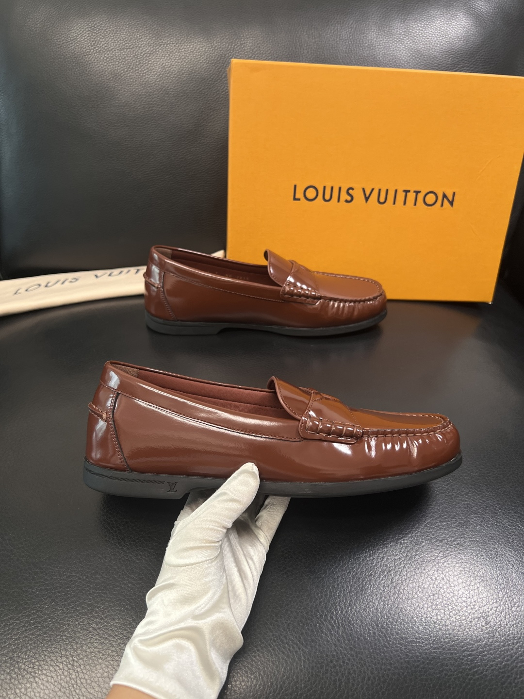 Lv  高品质  顶级工艺品  路易威登 专柜同步带飞机盒全套包装，鞋面意大利进口牛皮面料，进口水染牛皮