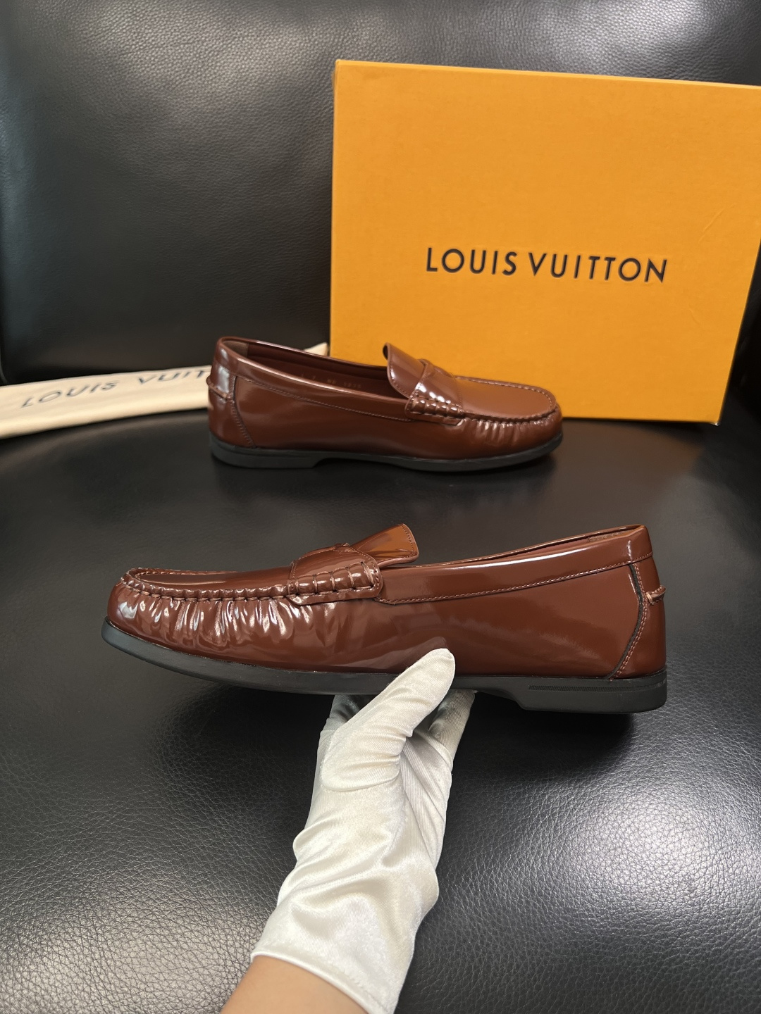 Lv  高品质  顶级工艺品  路易威登 专柜同步带飞机盒全套包装，鞋面意大利进口牛皮面料，进口水染牛皮